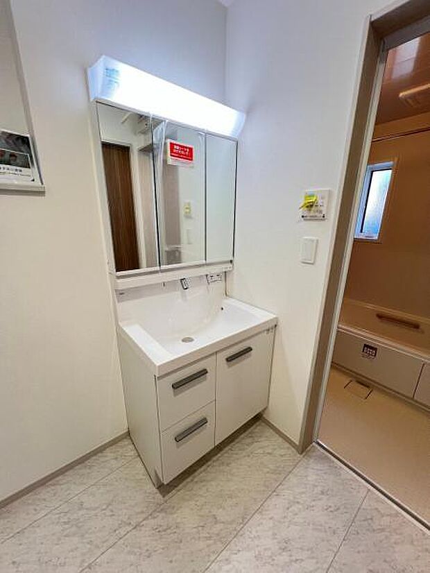 洗面化粧台です。朝の身支度から1日が始まります。