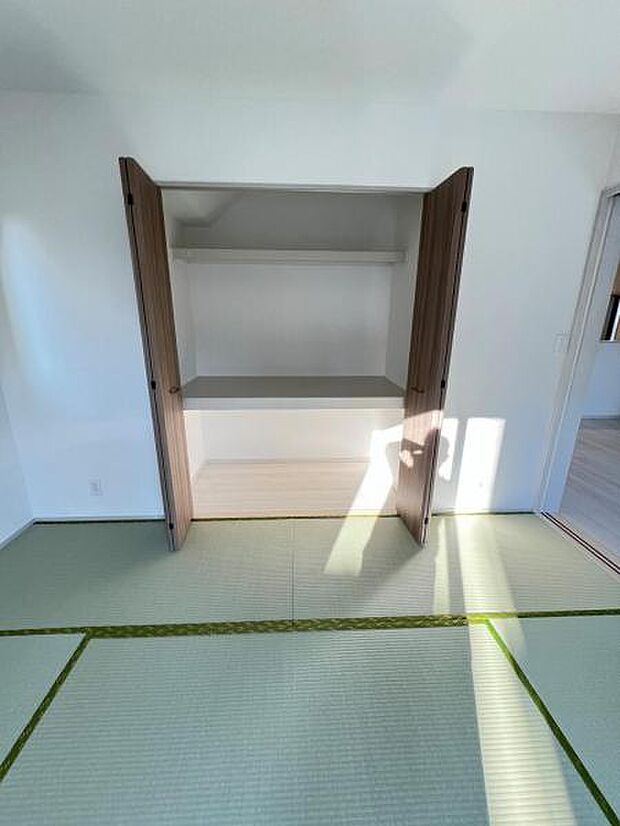 いつでもお部屋をスッキリお使い頂ける収納スペースを設置。