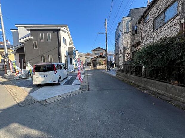 前面道路を含めた現地写真です。