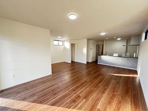 お食事中もキッチンと会話が楽しめるダイニングスペース。