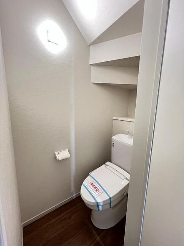 シャワー洗浄機能付のトイレは、清潔感が印象的な空間ですね。