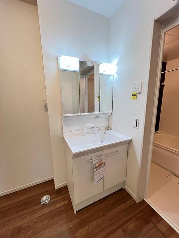 洗面化粧台です。朝の身支度から1日が始まります。