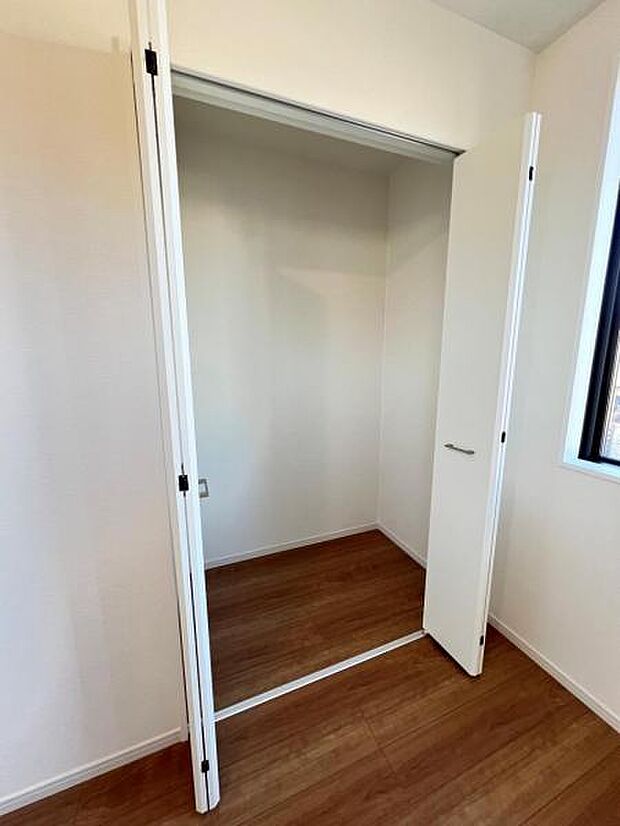 中の物を確認しやすく、取り出しやすい収納スペース。お部屋を広々とお使いいただけます。