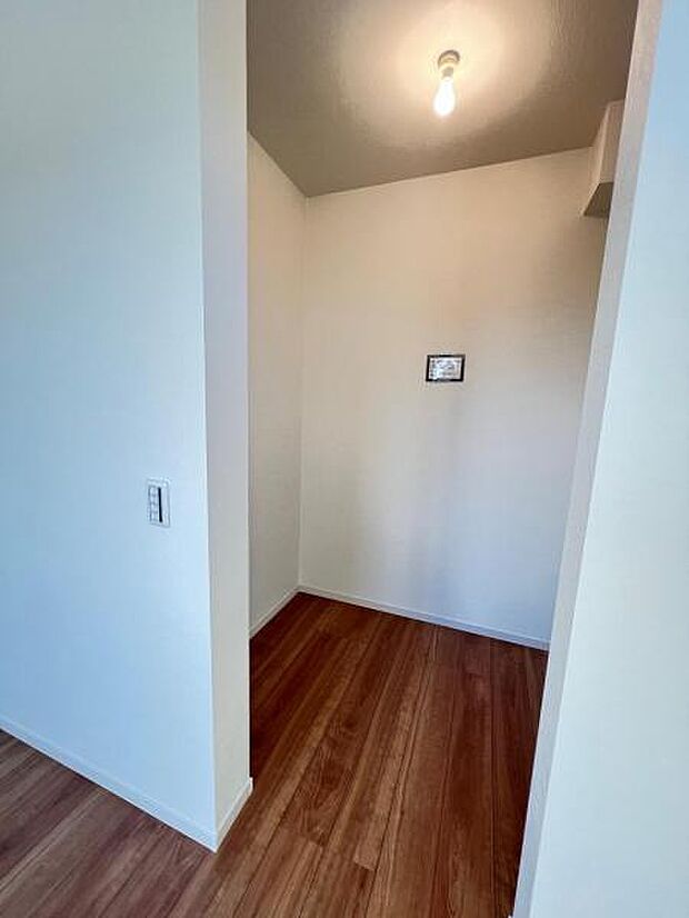 ウォークインクローゼットがあり収納スペースも豊富。季節物もスッキリ片付きそうです。