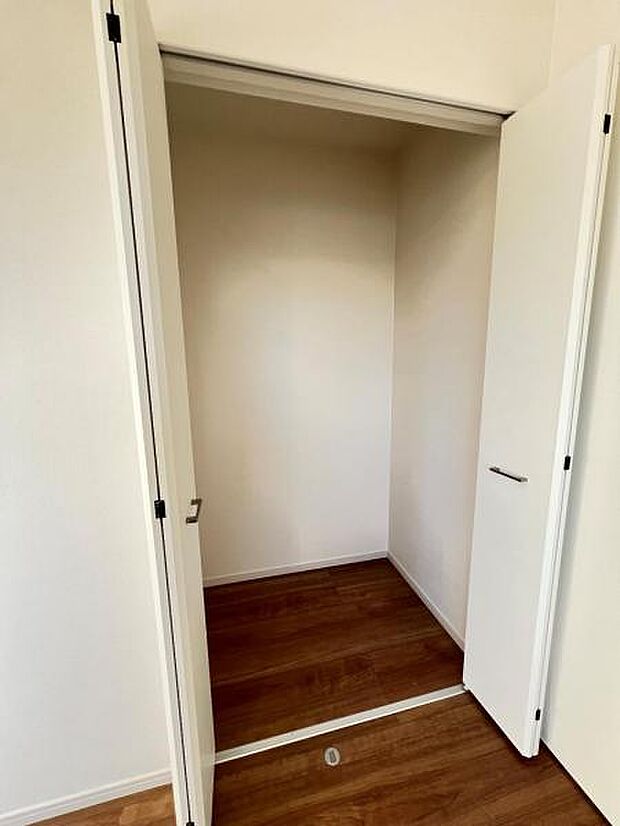 いつでもお部屋をスッキリお使い頂ける収納スペースを設置。