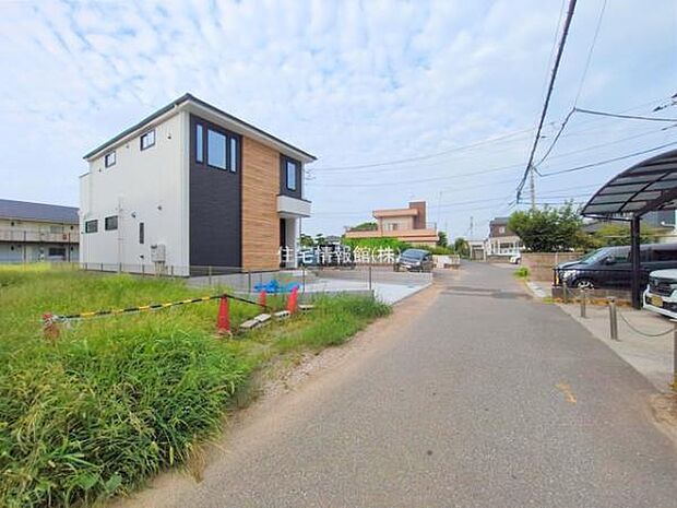 前面道路を含めた現地写真です。