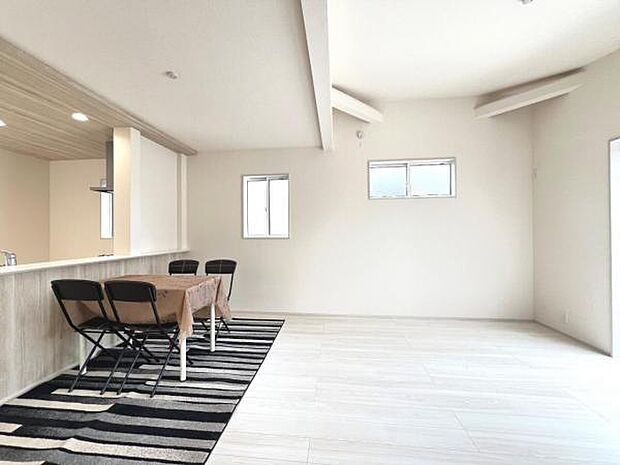 リビングダイニングになります。ご家族そろっての素敵な空間になりそうですね。