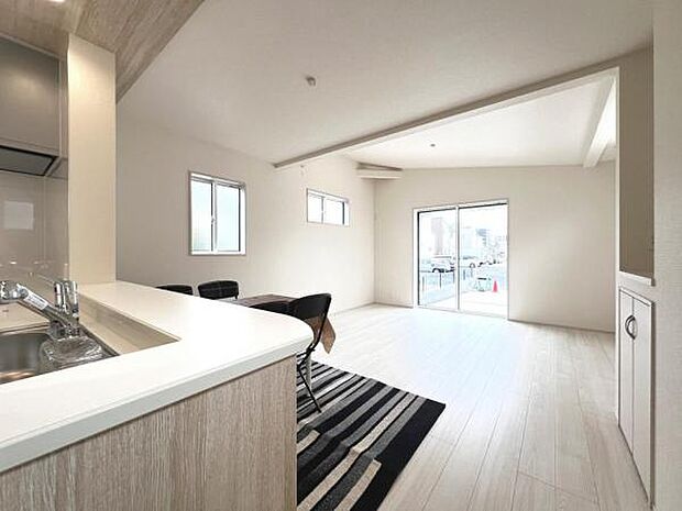 家族団らんの場所としてゆったりと居心地の良いリビングです。