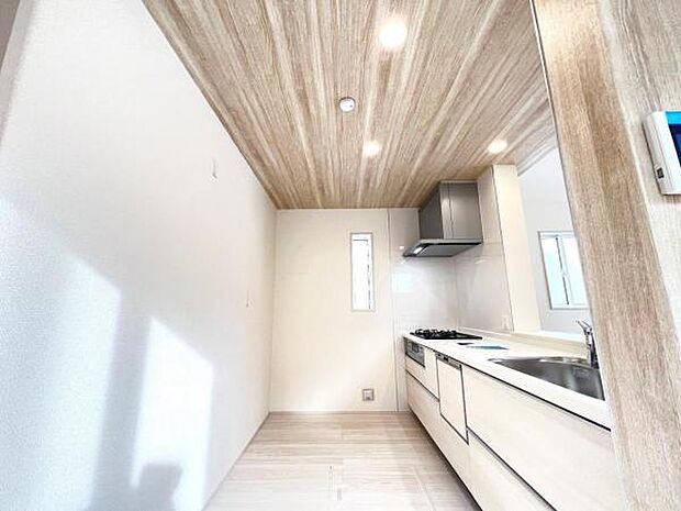 作業スペースが広く家事動線をゆったりと確保できるキッチンです。