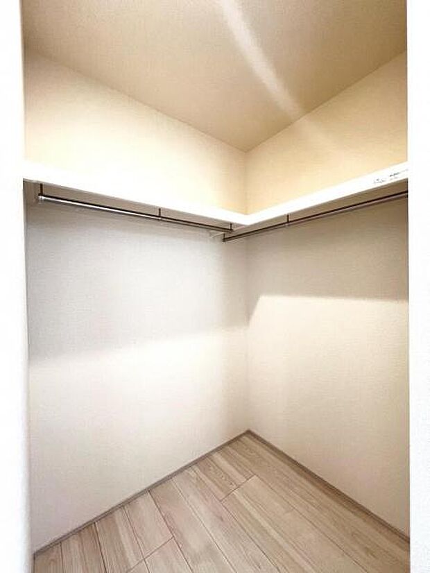 ウォークインクローゼットがあり収納スペースも豊富。季節物もスッキリ片付きそうです。