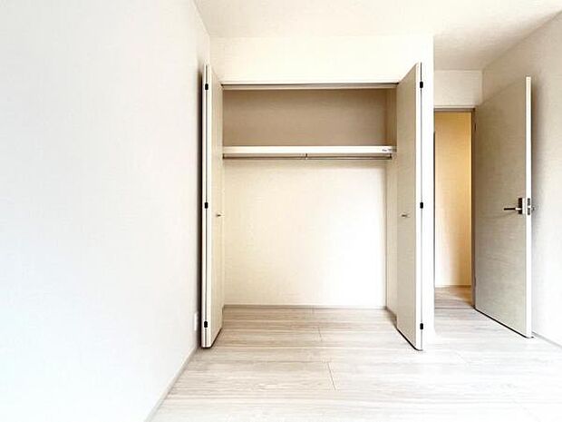 いつでもお部屋をスッキリお使い頂ける収納スペースを設置。