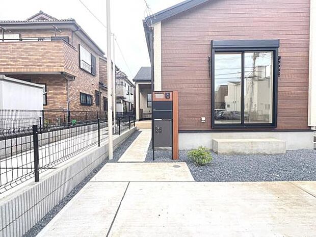 宅配ボックス付きの門柱のため、不在時の荷物の受け取りがとても便利です。