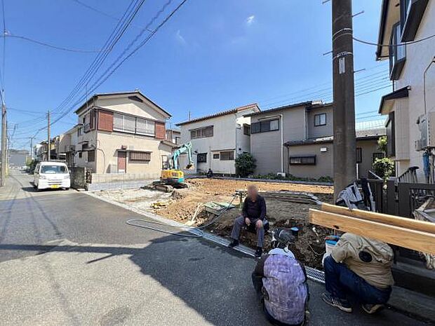 前面道路を含めた現地写真です。