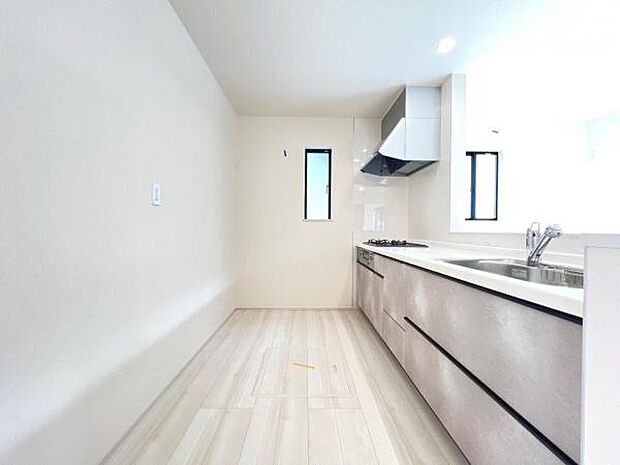 作業スペースが広く家事動線をゆったりと確保できるキッチンです。