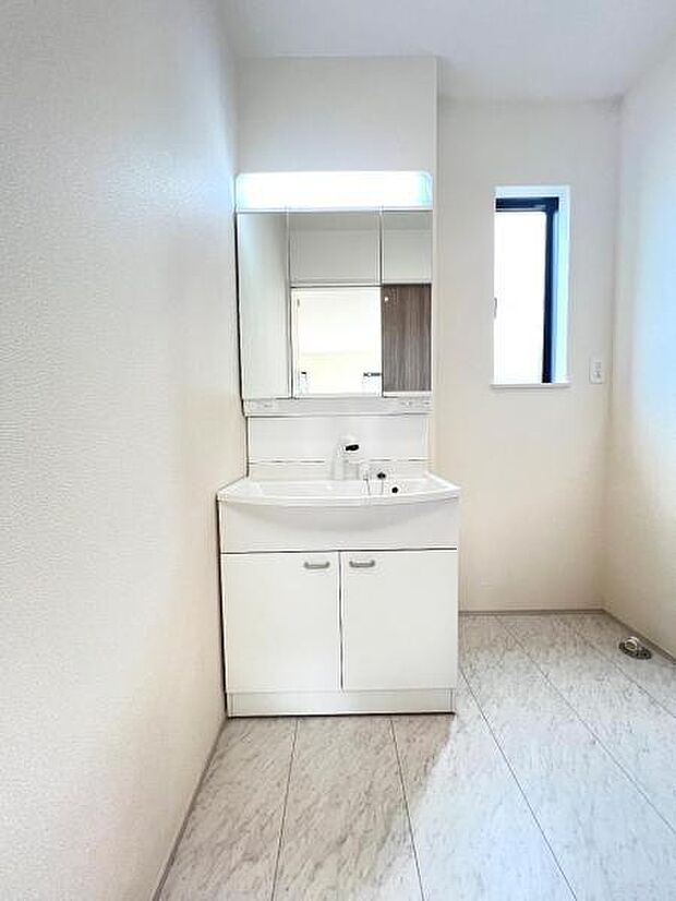 洗面化粧台です。朝の身支度から1日が始まります。