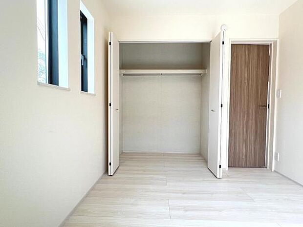 いつでもお部屋をスッキリお使い頂ける収納スペースを設置。