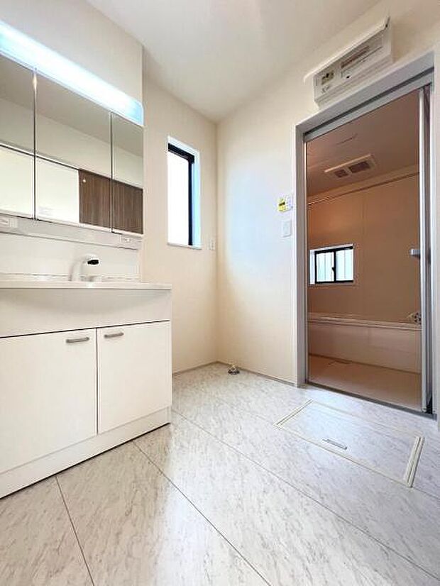 脱衣所は小さなお子様がいるご家庭にも重宝されます。