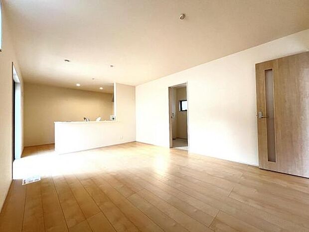 お食事中もキッチンと会話が楽しめるダイニングスペース。