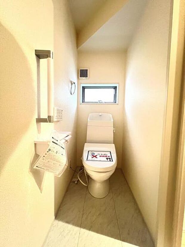 シャワー洗浄機能付のトイレは、清潔感が印象的な空間ですね。