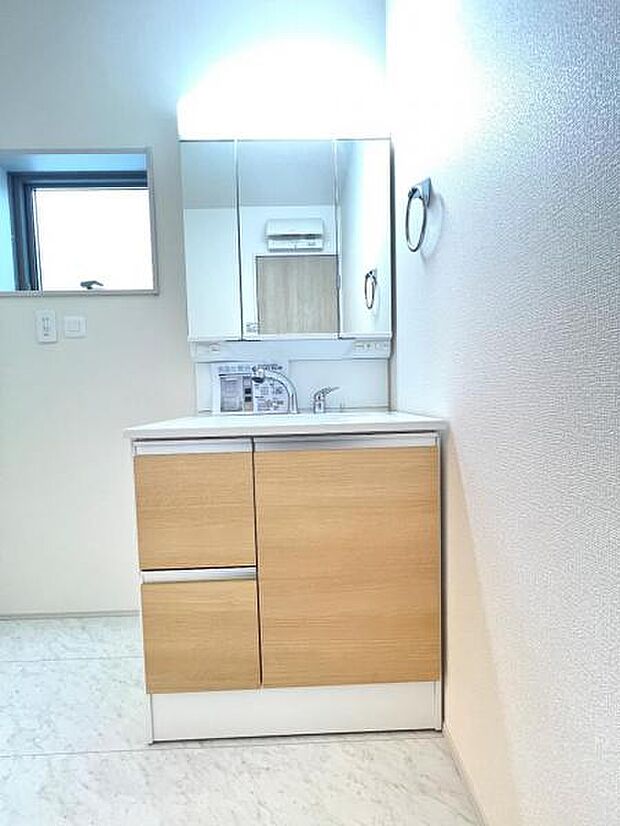 洗面化粧台です。朝の身支度から1日が始まります。