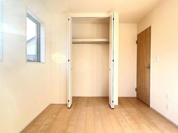 いつでもお部屋をスッキリお使い頂ける収納スペースを設置。