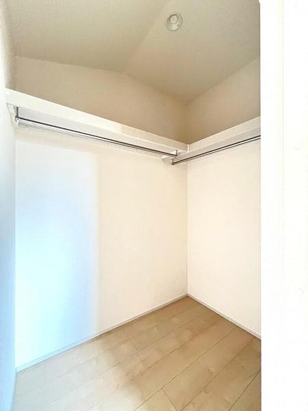 ウォークインクローゼットがあり収納スペースも豊富。季節物もスッキリ片付きそうです。