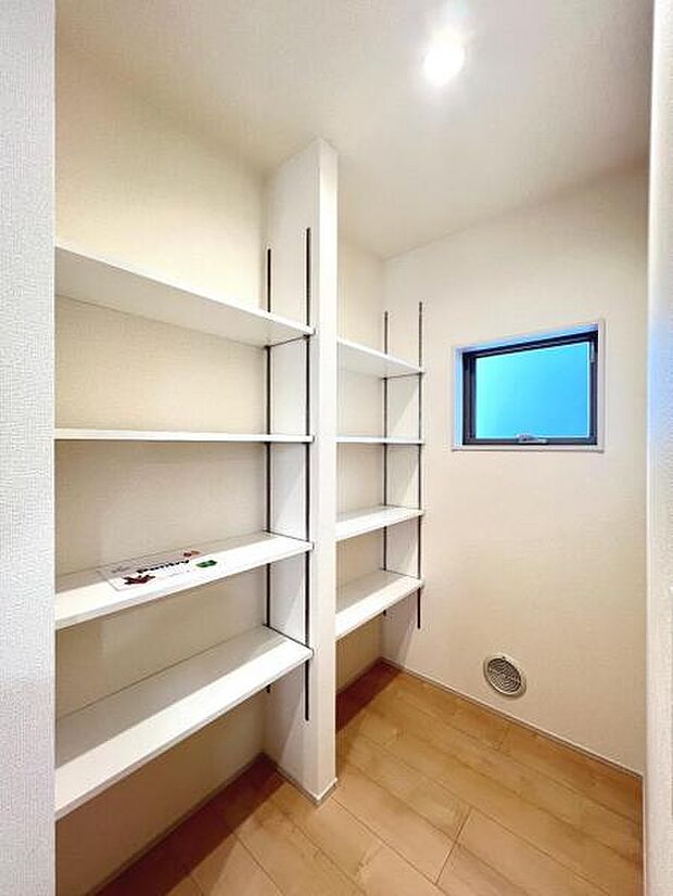 キッチンがすっきり片付くパントリースペースです。