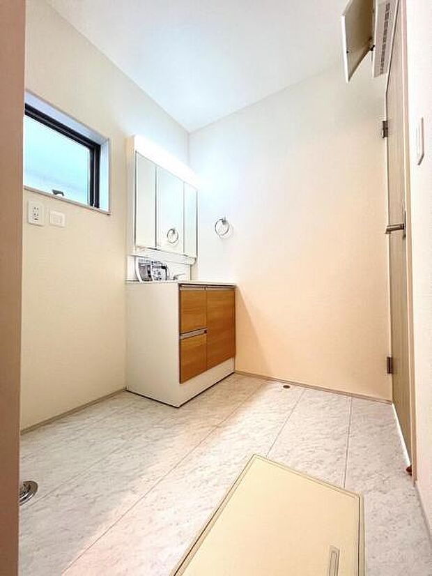 快適で清潔感がある脱衣スペースです。