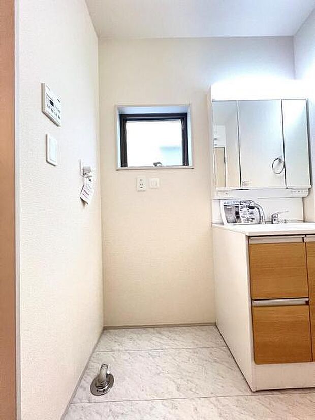 独立洗面台の横にはランドリースペースがございます。