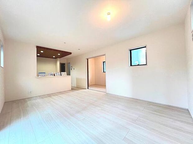 お食事中もキッチンと会話が楽しめるダイニングスペース。