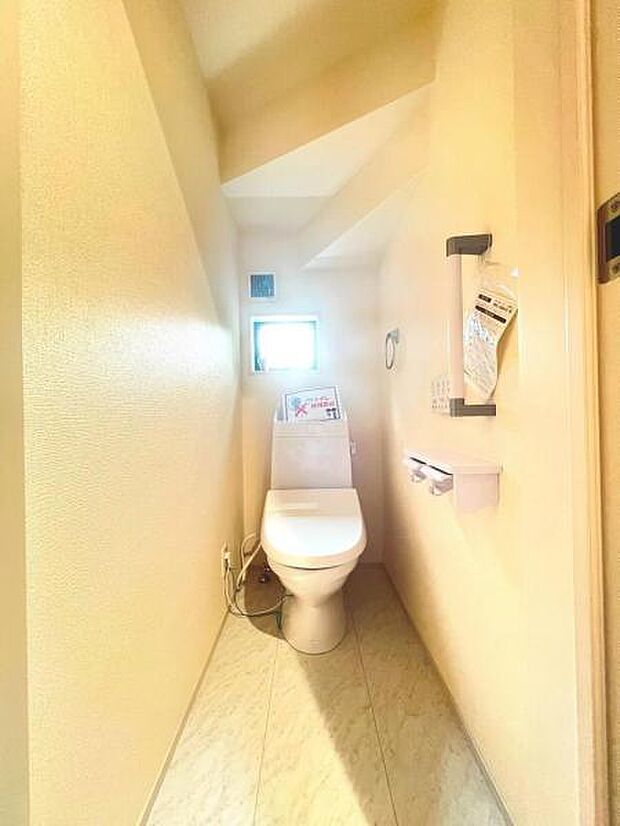 シャワー洗浄機能付のトイレは、清潔感が印象的な空間ですね。