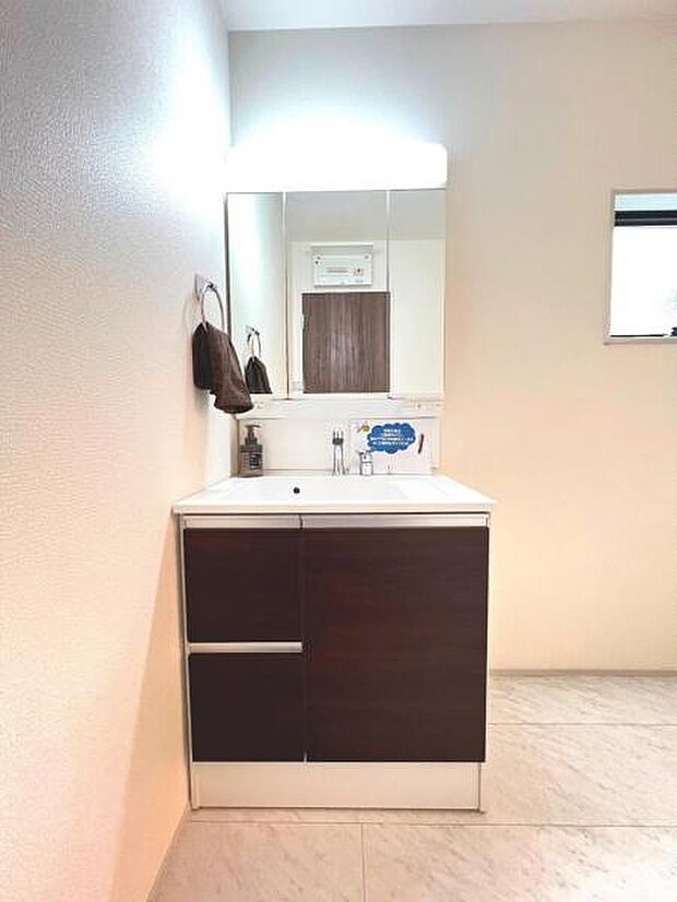洗面化粧台です。朝の身支度から1日が始まります。