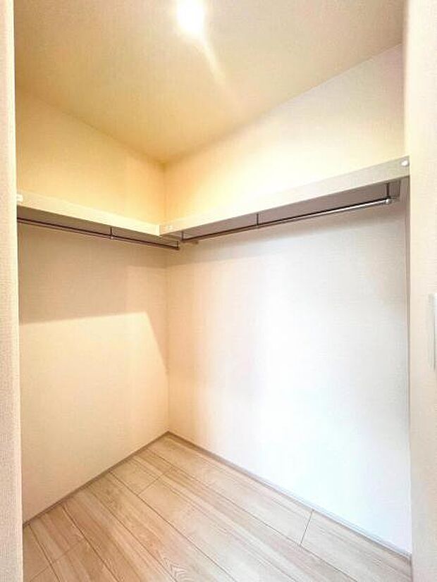 ウォークインクローゼットがあり収納スペースも豊富。季節物もスッキリ片付きそうです。