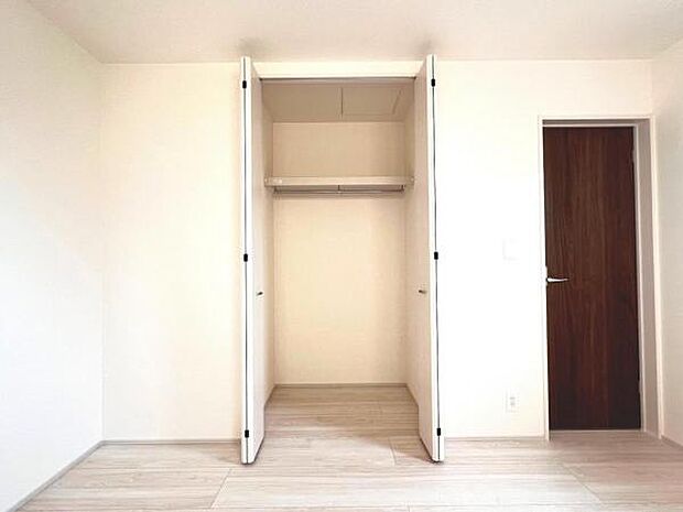 いつでもお部屋をスッキリお使い頂ける収納スペースを設置。