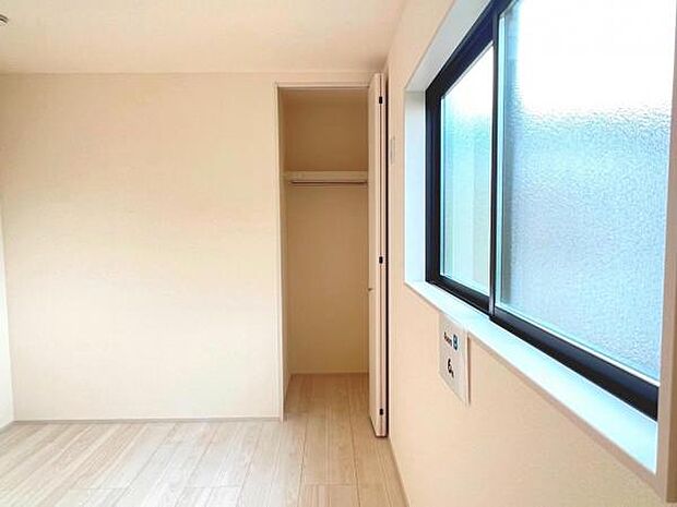 中の物を確認しやすく、取り出しやすい収納スペース。お部屋を広々とお使いいただけます。