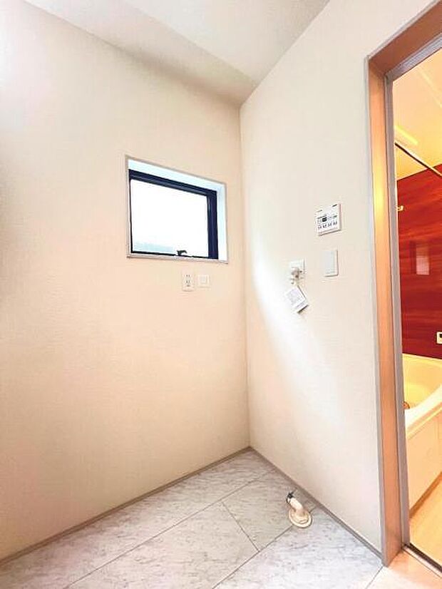 独立洗面台の横にはランドリースペースがございます。