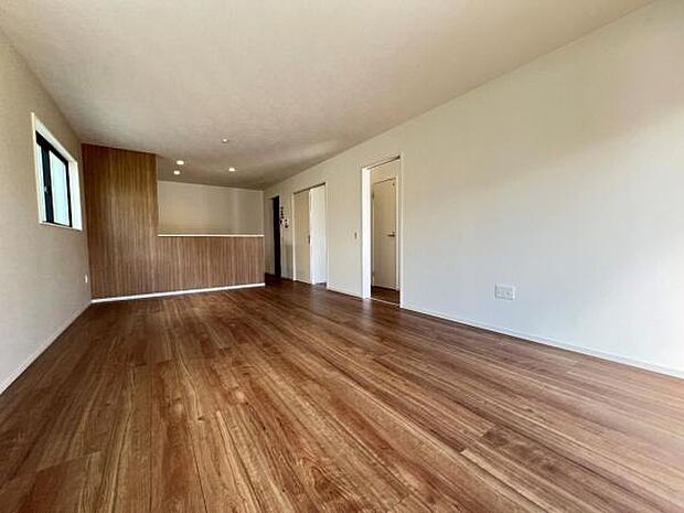 お食事中もキッチンと会話が楽しめるダイニングスペース。