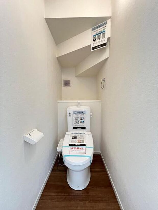 シャワー洗浄機能付のトイレは、清潔感が印象的な空間ですね。