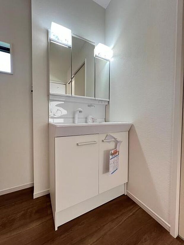 洗面化粧台です。朝の身支度から1日が始まります。