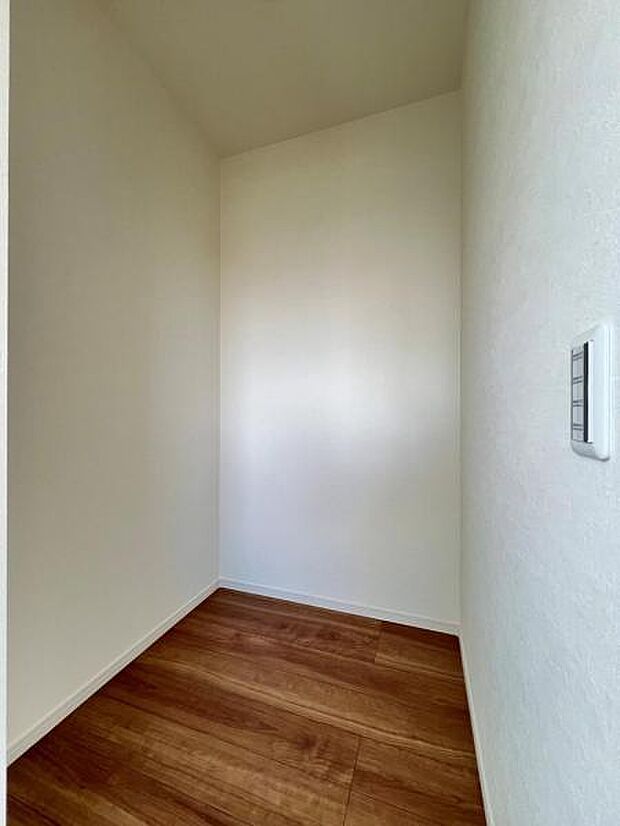 ウォークインクローゼットがあり収納スペースも豊富。季節物もスッキリ片付きそうです。