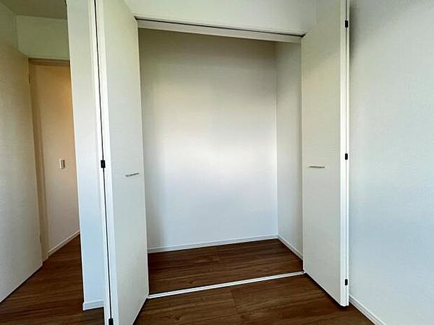 中の物を確認しやすく、取り出しやすい収納スペース。お部屋を広々とお使いいただけます。