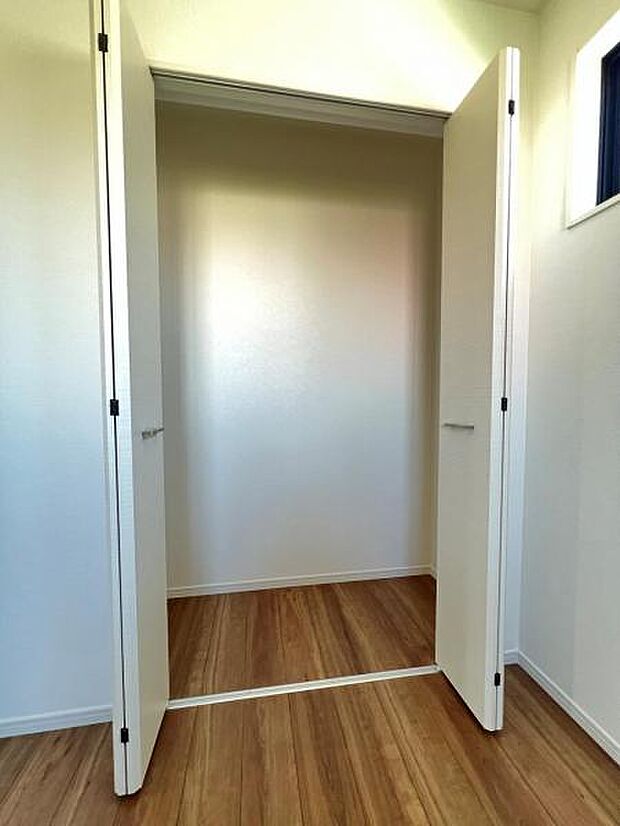 いつでもお部屋をスッキリお使い頂ける収納スペースを設置。