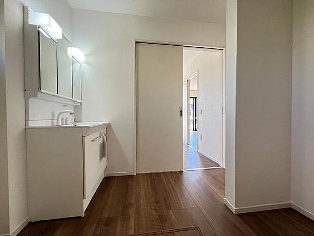 快適で清潔感がある脱衣スペースです。