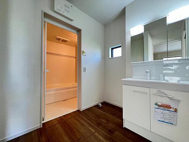 独立洗面台の横にはランドリースペースがございます。