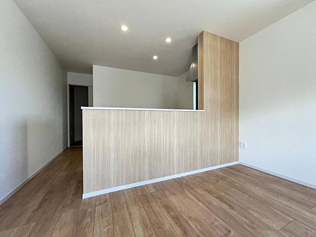 お食事中もキッチンと会話が楽しめるダイニングスペース。