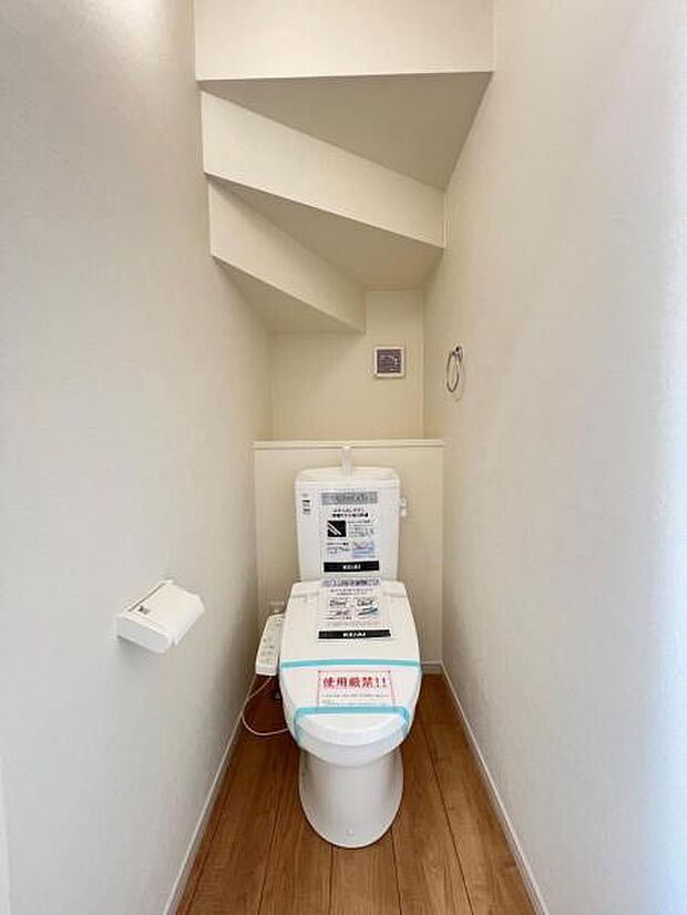 シャワー洗浄機能付のトイレは、清潔感が印象的な空間ですね。