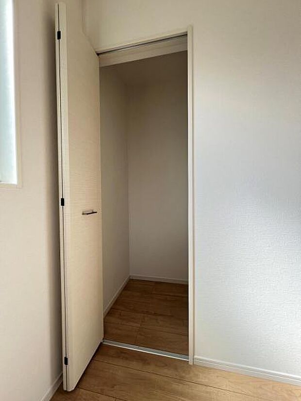 いつでもお部屋をスッキリお使い頂ける収納スペースを設置。