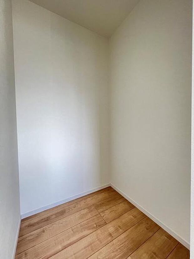 ウォークインクローゼットがあり収納スペースも豊富。季節物もスッキリ片付きそうです。