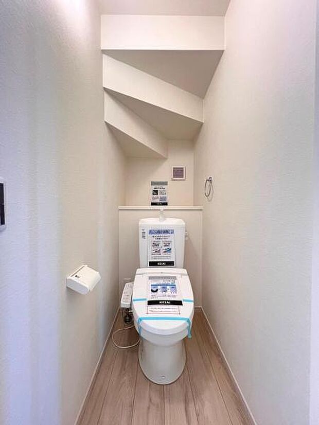 シャワー洗浄機能付のトイレは、清潔感が印象的な空間ですね。