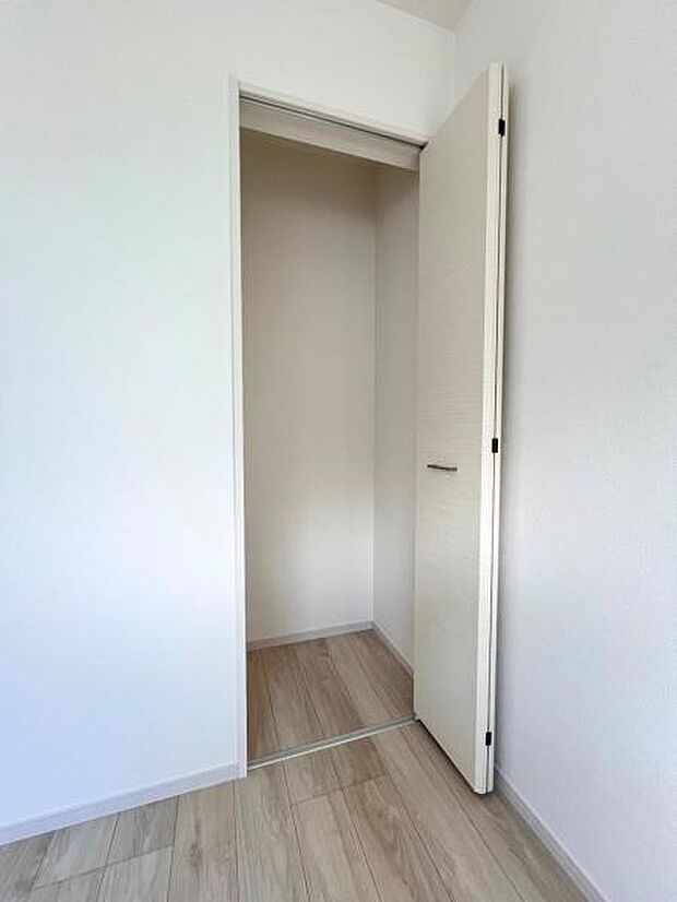 中の物を確認しやすく、取り出しやすい収納スペース。お部屋を広々とお使いいただけます。